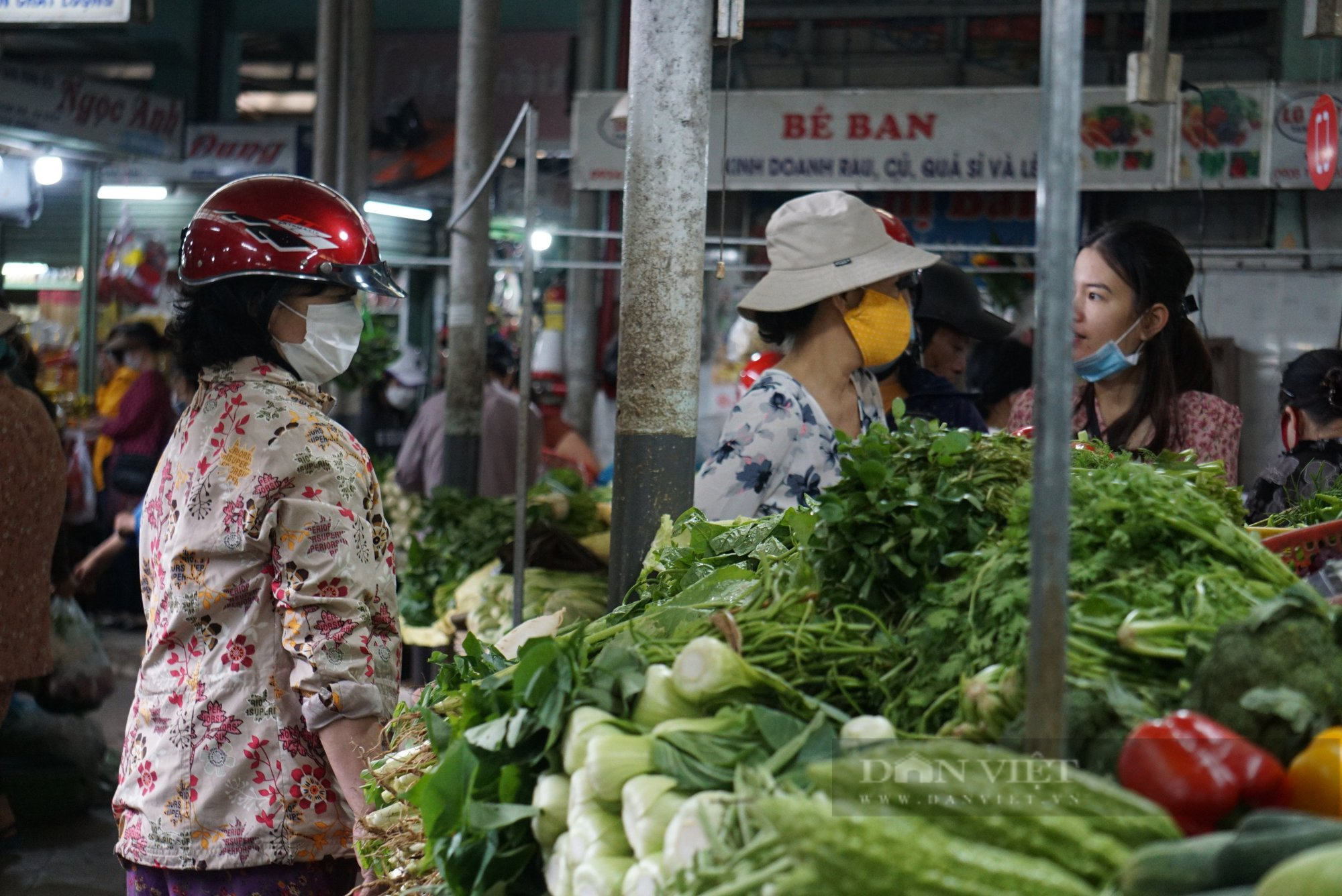 Rau, củ &quot;đội giá&quot;, người dân đi chợ dè chừng - Ảnh 3.