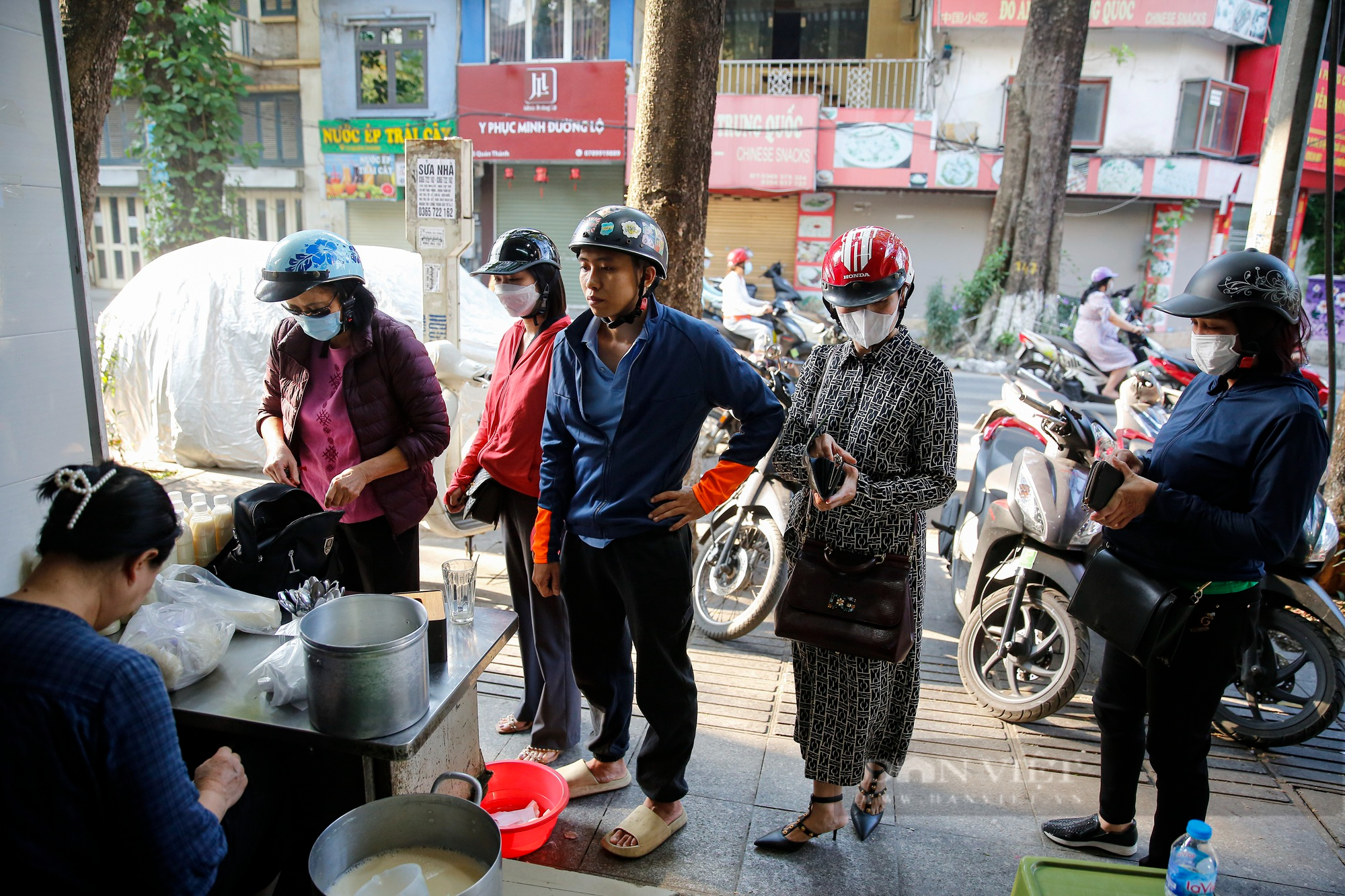 Kỳ lạ tiệm bánh bao 33 năm không tên, không biển hiệu vẫn nườm nượp khách - Ảnh 5.