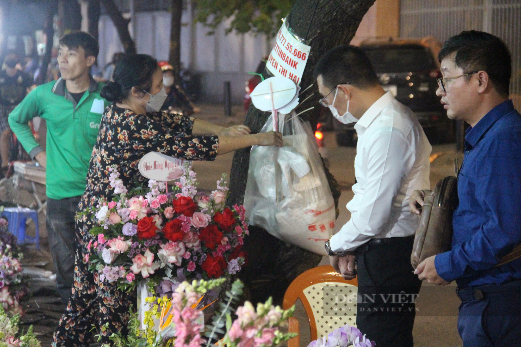 Điều bất ngờ bên trong chợ hoa lớn nhất Hà Nội dịp 20/10 - Ảnh 10.