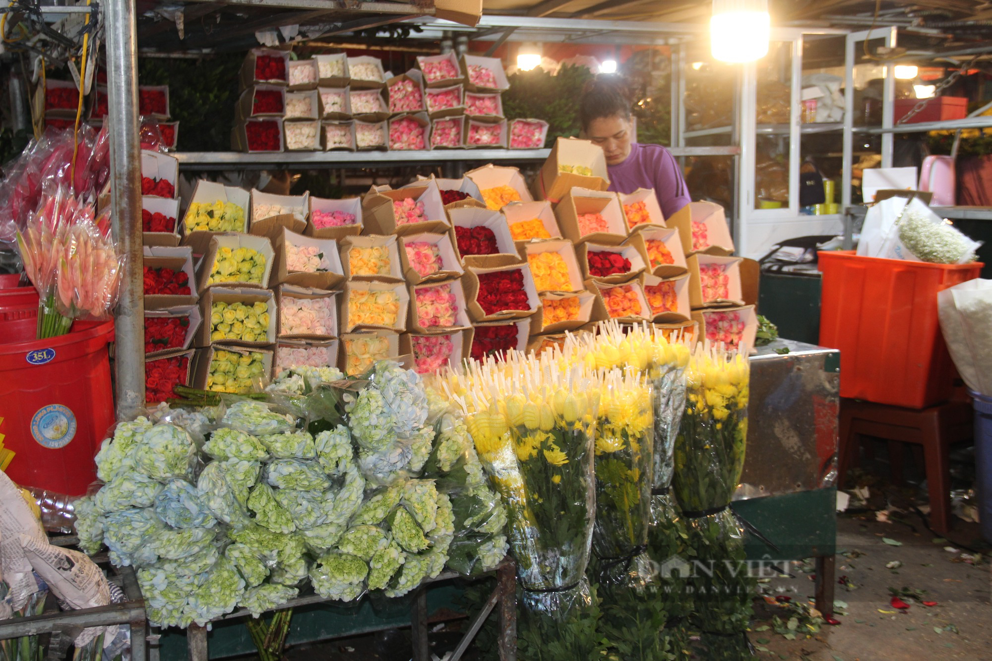 Điều bất ngờ bên trong chợ hoa lớn nhất Hà Nội dịp 20/10 - Ảnh 5.
