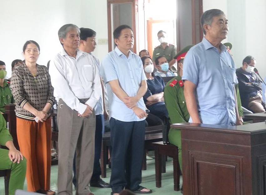 Cựu Phó chủ tịch tỉnh Phú Yên khai trước tòa: Sai phạm là của tập thể - Ảnh 2.