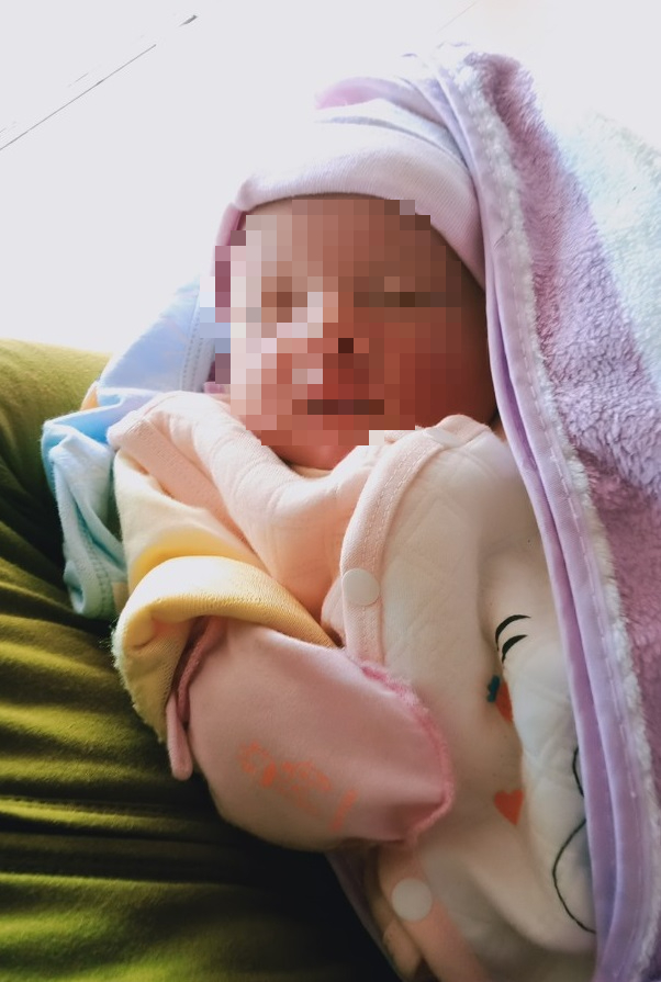TT-Huế: Phát hiện cháu bé sơ sinh nặng 3,2kg bị bỏ rơi - Ảnh 1.