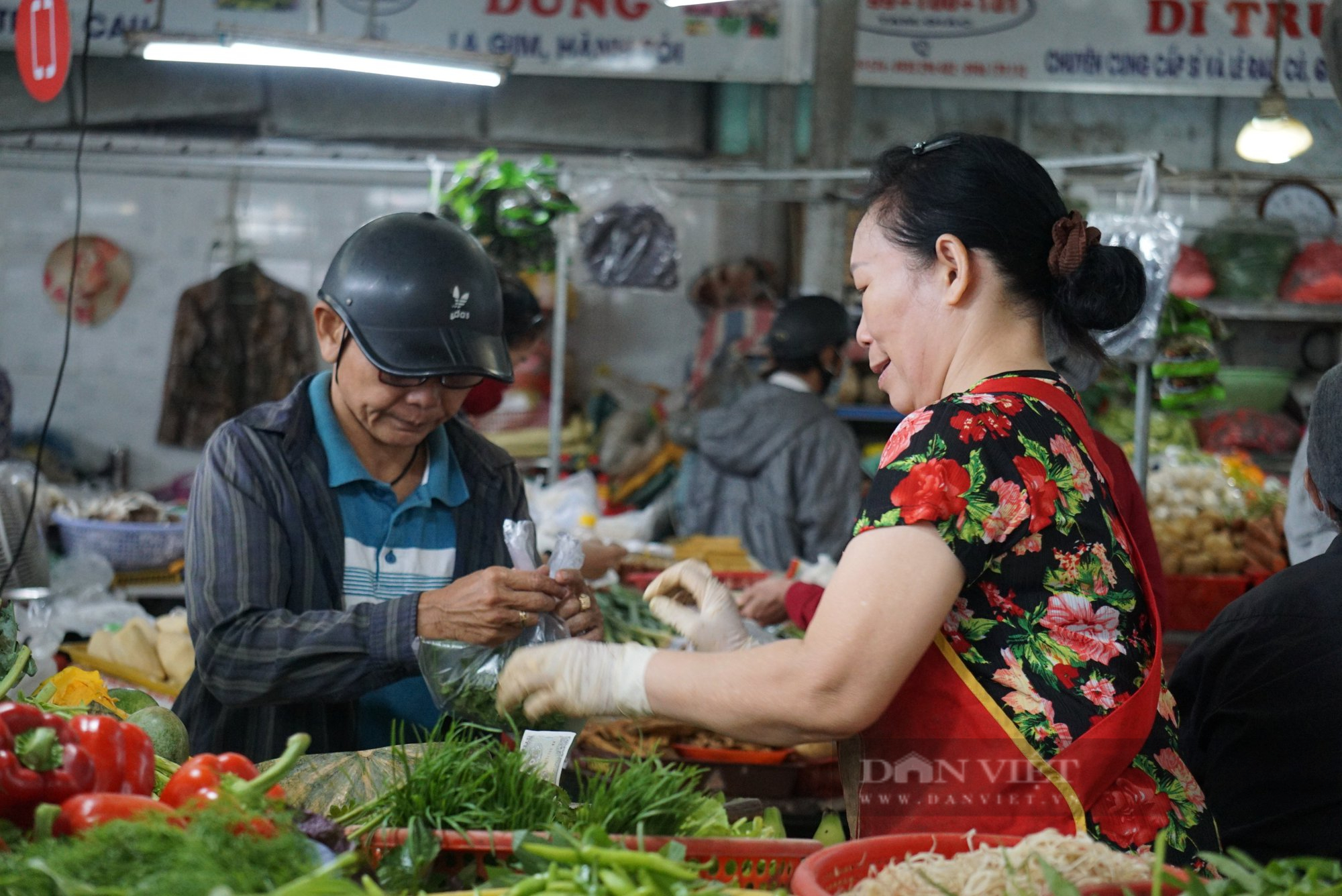 Rau, củ &quot;đội giá&quot;, người dân đi chợ dè chừng - Ảnh 1.