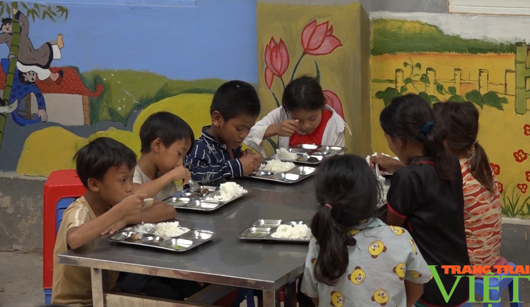 Ngành giáo dục vùng biên chăm lo bữa ăn cho học sinh - Ảnh 6.