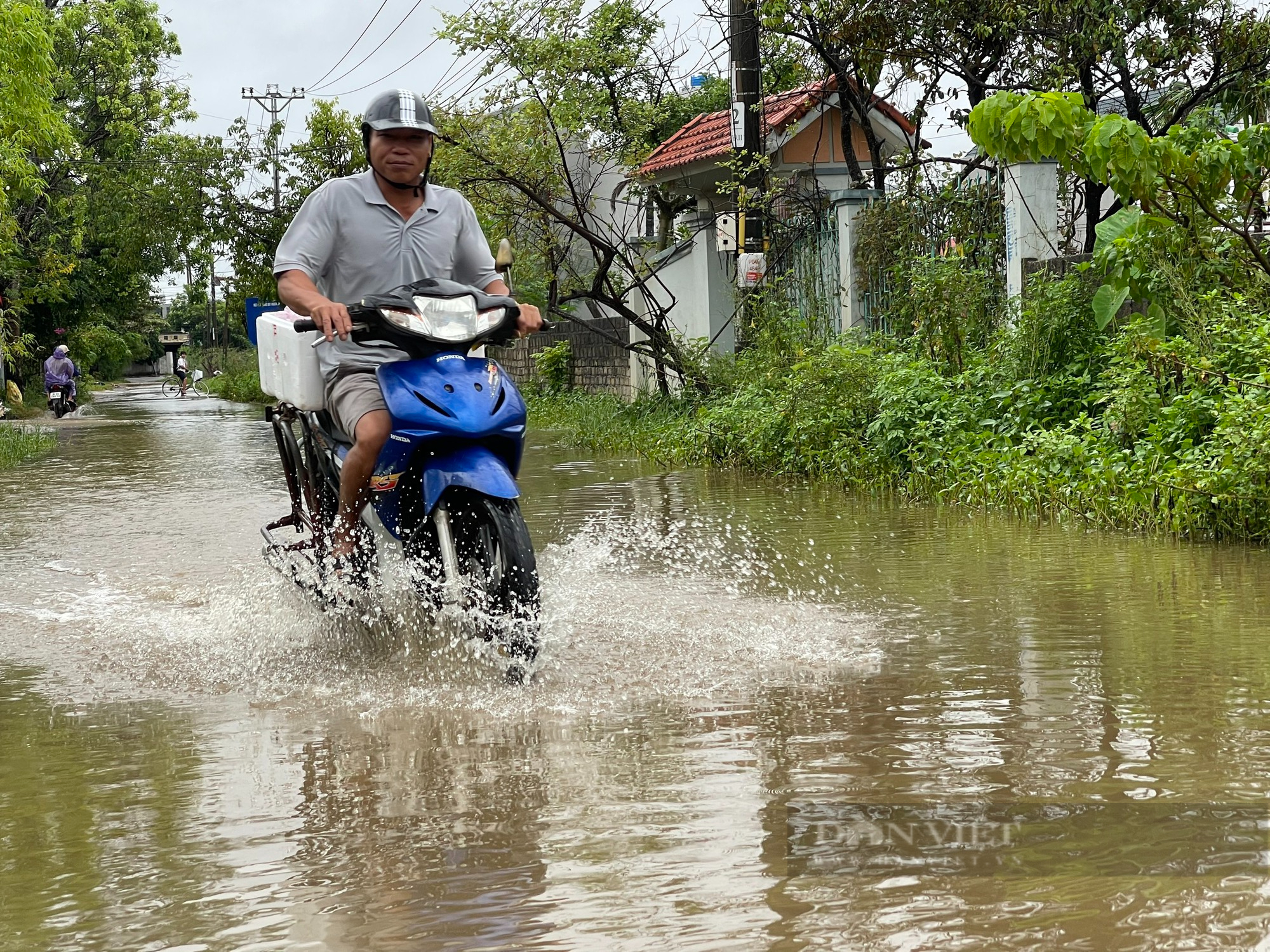 Hàng trăm hộ dân sống ở thành phố du lịch Sầm Sơn phải lội “sông” vào nhà mỗi khi trời mưa - Ảnh 3.