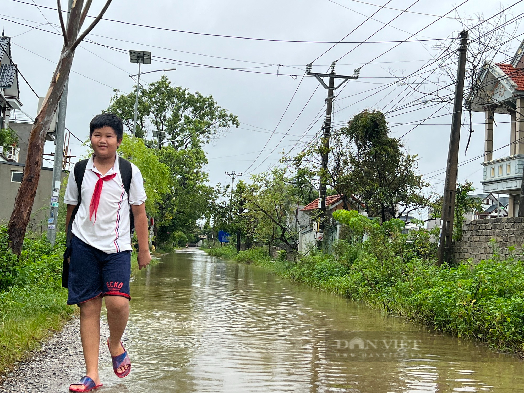 Hàng trăm hộ dân sống ở thành phố du lịch Sầm Sơn phải lội “sông” vào nhà mỗi khi trời mưa - Ảnh 2.