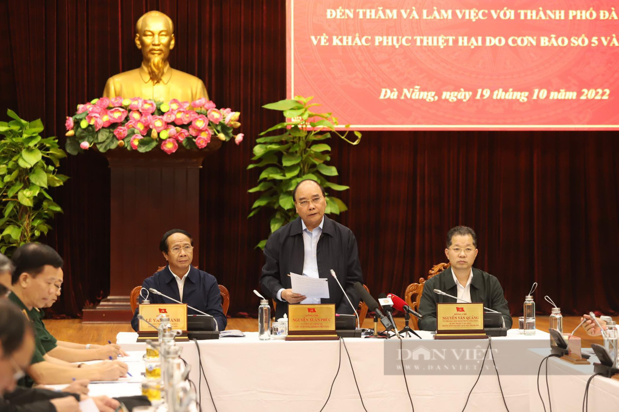 Chủ tịch nước chuyển lời thăm hỏi ân cần của Tổng Bí thư đến người dân Đà Nẵng và miền Trung  - Ảnh 1.