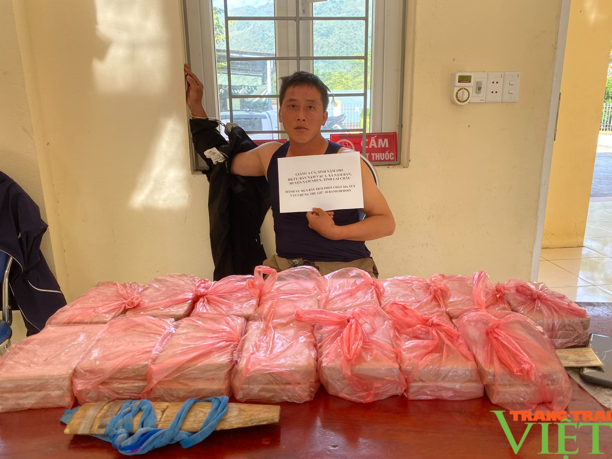 Lai Châu: Bắt đối tượng mua bán trái phép 30 bánh Heroin - Ảnh 1.
