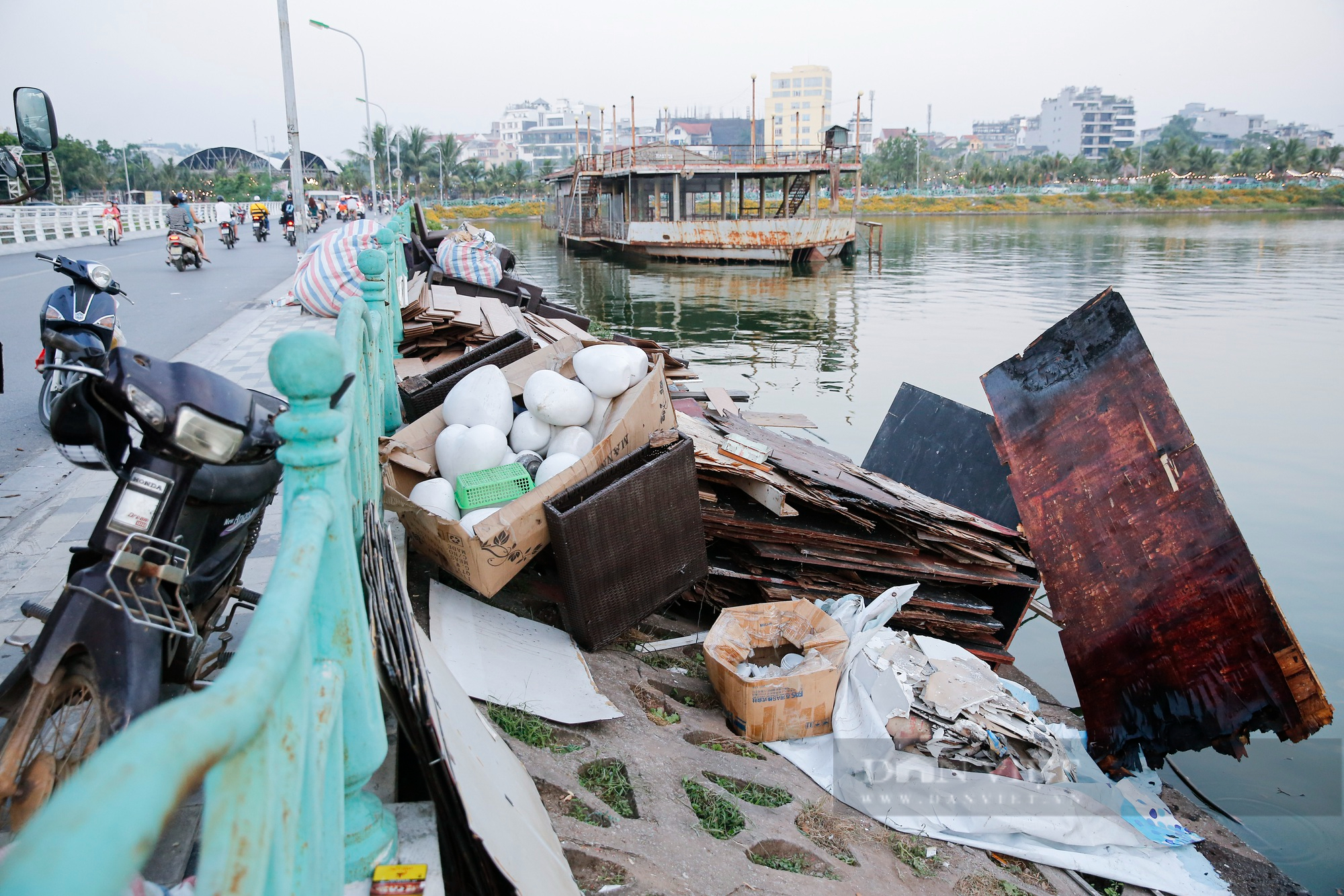 Chiếc du thuyền đầu tiên tại hồ Tây được doanh nghiệp tháo dỡ - Ảnh 8.