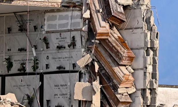 Nghĩa trang ở Ý sụp đổ, quan tài treo lơ lửng trên không - Ảnh 1.