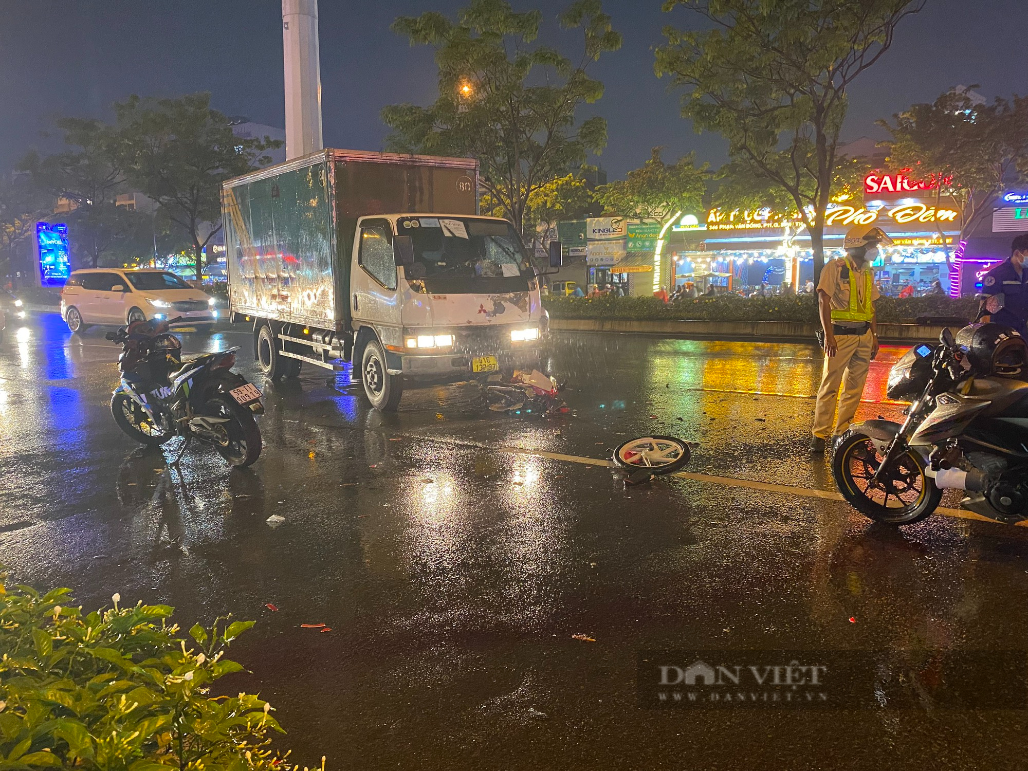 TP.HCM: Hiện trường hoang tàn vụ xe máy va chạm với xe tải trong làn ô tô, đường Phạm Văn Đồng kẹt cứng người - Ảnh 1.