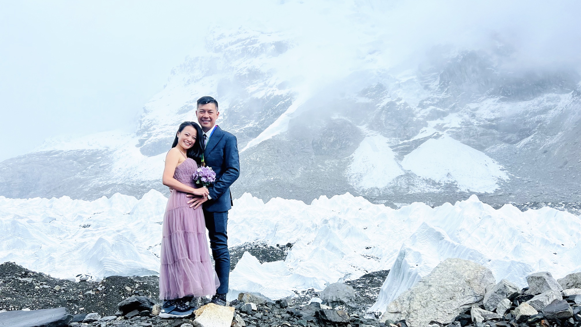 Chuyện tình lãng mạn của cặp đôi Việt cầu hôn trên Everest - Ảnh 2.