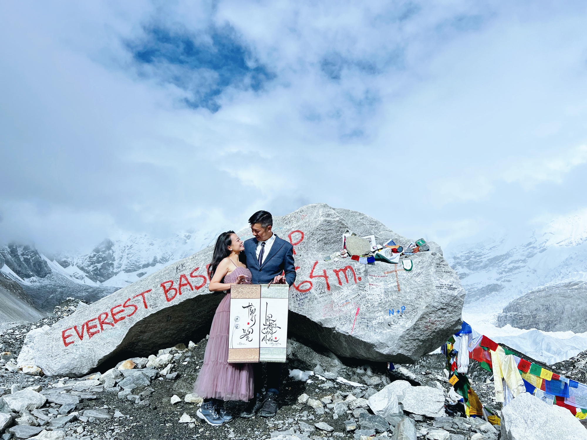 Chuyện tình lãng mạn của cặp đôi Việt cầu hôn trên Everest - Ảnh 1.