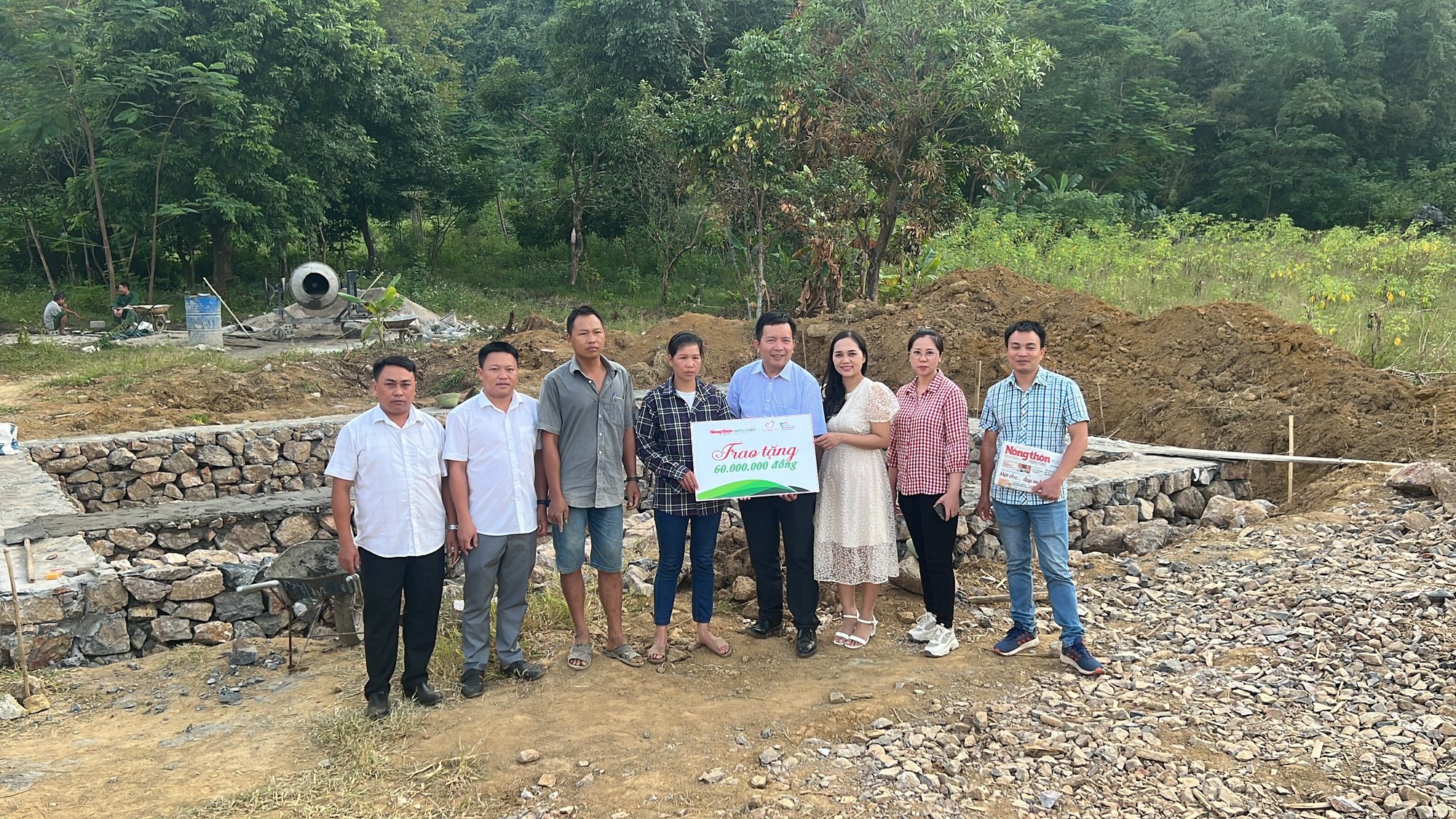 Báo NTNN/ Điện tử Dân Việt Trao tiền xây dựng ngôi nhà mơ ước cho gia đình nghèo tại Ninh Bình - Ảnh 3.
