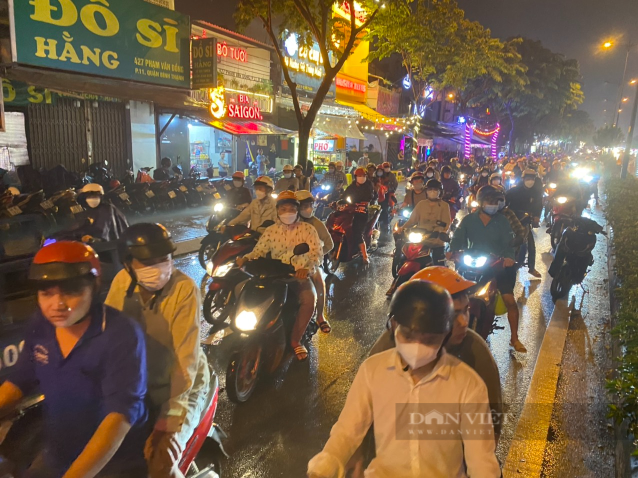 TP.HCM: Hiện trường hoang tàn vụ xe máy va chạm với xe tải trong làn ô tô, đường Phạm Văn Đồng kẹt cứng người - Ảnh 2.