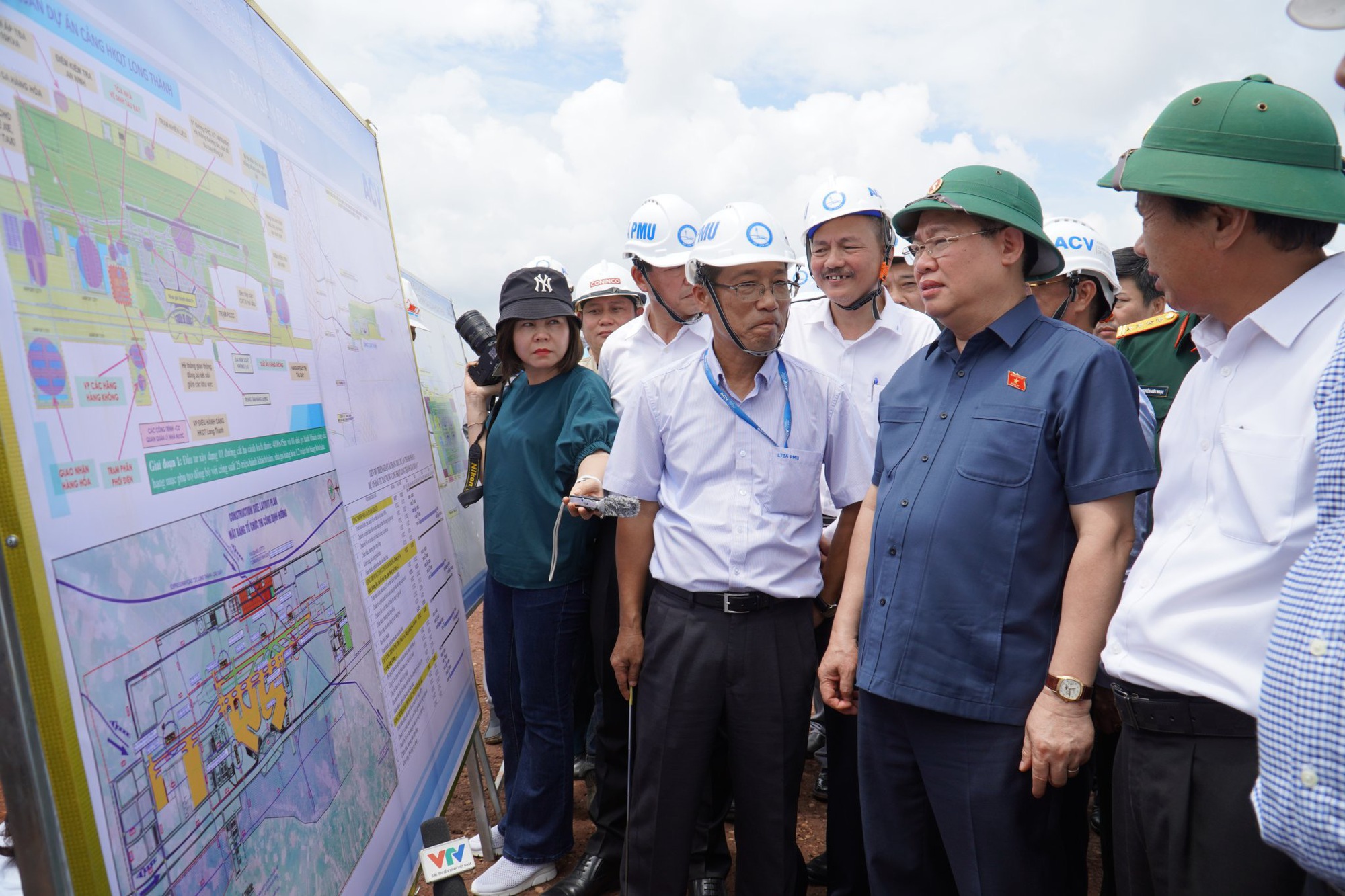 Chủ tịch Quốc hội Vương Đình Huệ thăm cư dân khu tái định cư sân bay Long Thành - Ảnh 3.