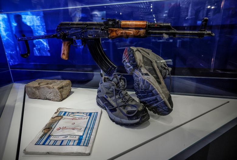 Hiện vật cực ‘'dị'’ bên trong bảo tàng của CIA: Có khẩu súng và đôi giày của Osama bin Laden - Ảnh 1.