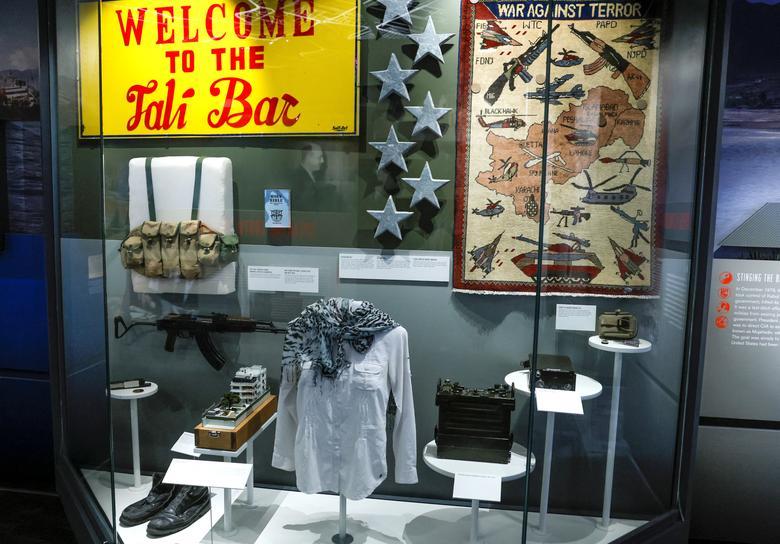 Hiện vật cực ‘'dị'’ bên trong bảo tàng của CIA: Có khẩu súng và đôi giày của Osama bin Laden - Ảnh 11.