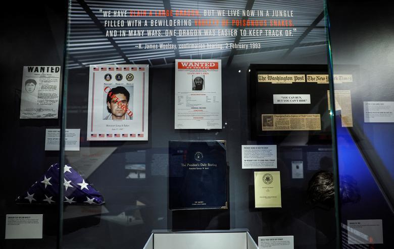 Hiện vật cực ‘'dị'’ bên trong bảo tàng của CIA: Có khẩu súng và đôi giày của Osama bin Laden - Ảnh 14.