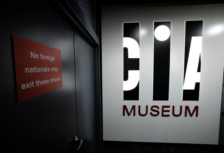 Hiện vật cực ‘'dị'’ bên trong bảo tàng của CIA: Có khẩu súng và đôi giày của Osama bin Laden - Ảnh 18.