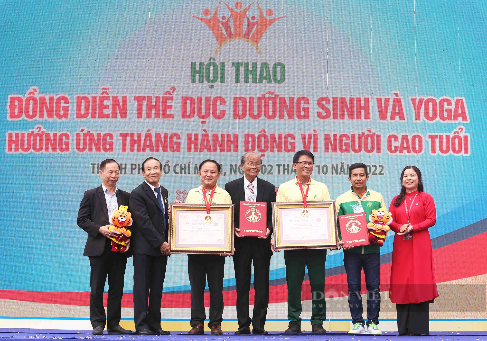 3.333 người đồng diễn dưỡng sinh lập 2 kỷ lục Việt Nam - Ảnh 13.