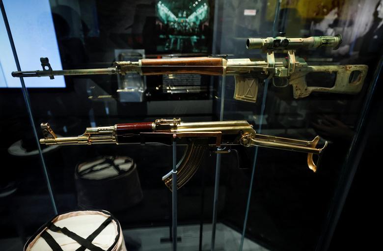 Hiện vật cực ‘'dị'’ bên trong bảo tàng của CIA: Có khẩu súng và đôi giày của Osama bin Laden - Ảnh 4.