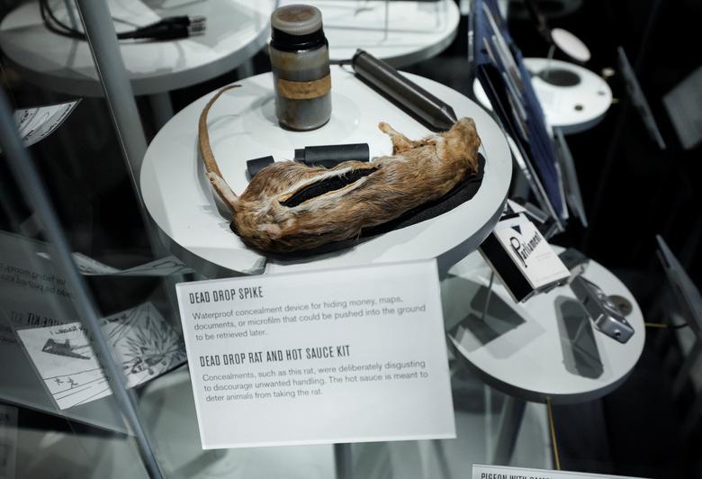 Hiện vật cực ‘'dị'’ bên trong bảo tàng của CIA: Có khẩu súng và đôi giày của Osama bin Laden - Ảnh 6.