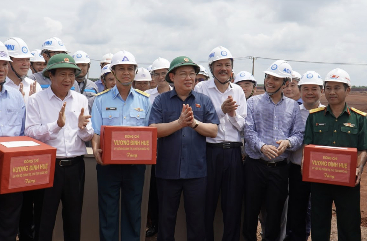 Chủ tịch Quốc hội Vương Đình Huệ thăm cư dân khu tái định cư sân bay Long Thành - Ảnh 1.