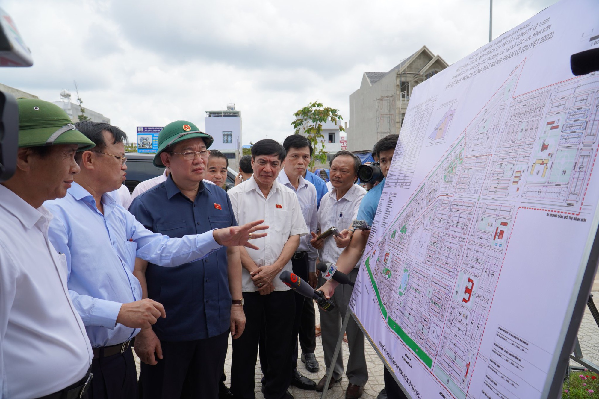 Chủ tịch Quốc hội Vương Đình Huệ thăm cư dân khu tái định cư sân bay Long Thành - Ảnh 4.