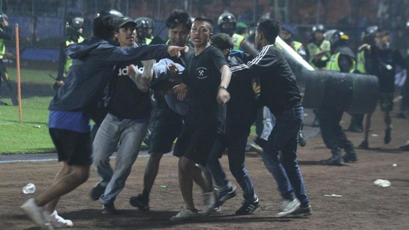 Bạo loạn tại trận đấu bóng đá ở Indonesia, 127 người chết - Ảnh 1.