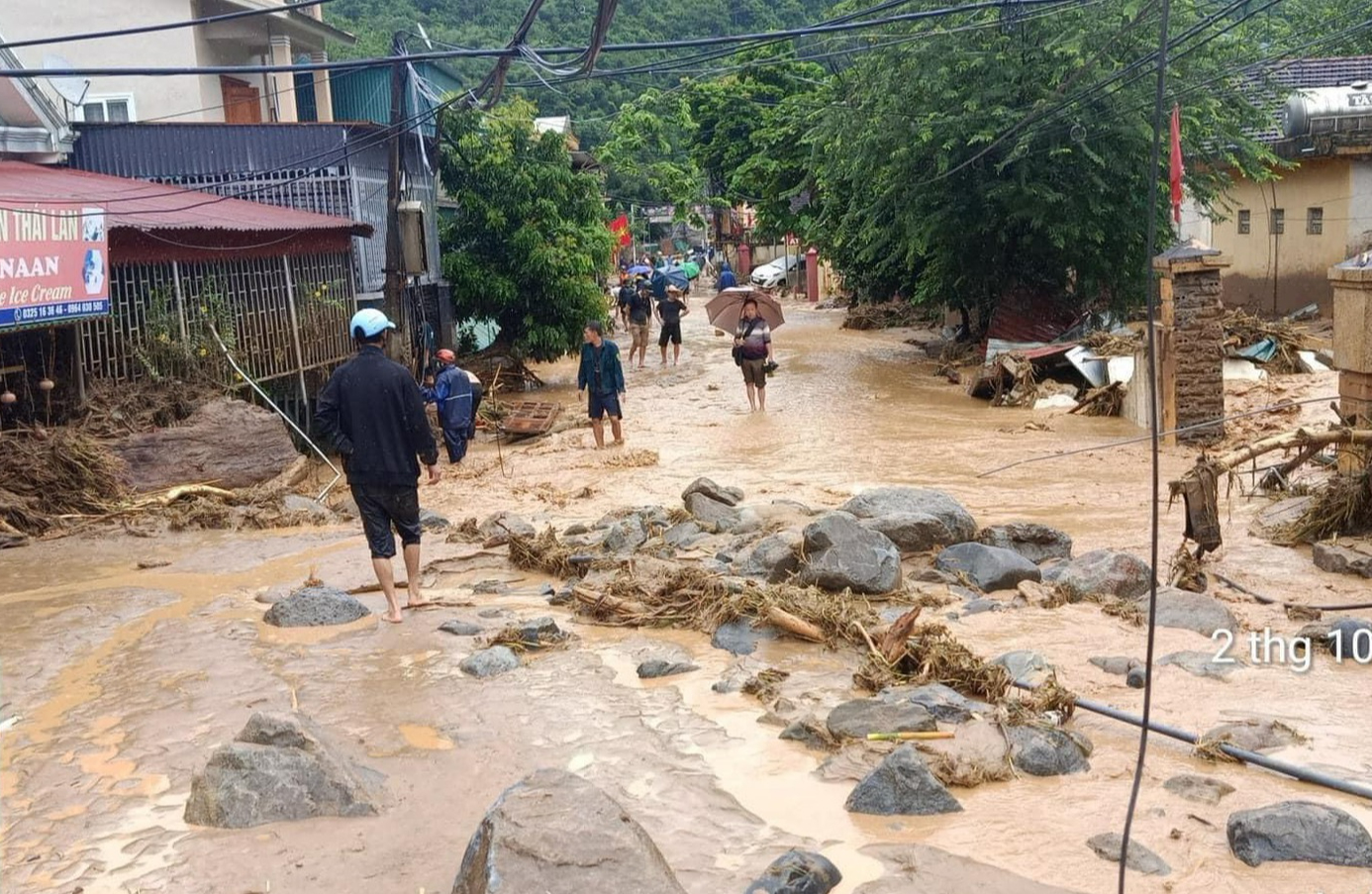 Trận lũ quét kinh hoàng tại Nghệ An cuốn trôi nhà cửa, xe ô tô: &quot;Từ bé tới giờ chưa từng thấy&quot; - Ảnh 3.