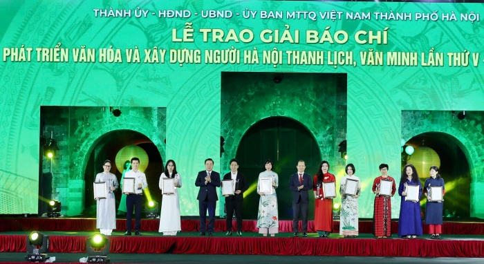 Báo Dân Việt lần thứ 3 liên tiếp nhận Giải Phát triển văn hóa và xây dựng người Hà Nội - Ảnh 1.