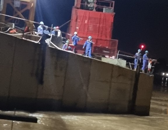 Vụ sập sàn tạm ở cầu Mỹ Thuận 2: Thi thể công nhân mất tích trôi xa 6km - Ảnh 1.