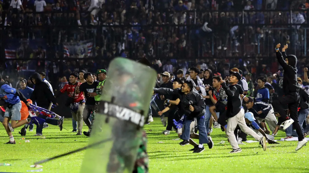 CĐV Indonesia: “Vụ bạo loạn ở Kanjuruhan làm hoen ố hình ảnh bóng đá nước nhà” - Ảnh 1.