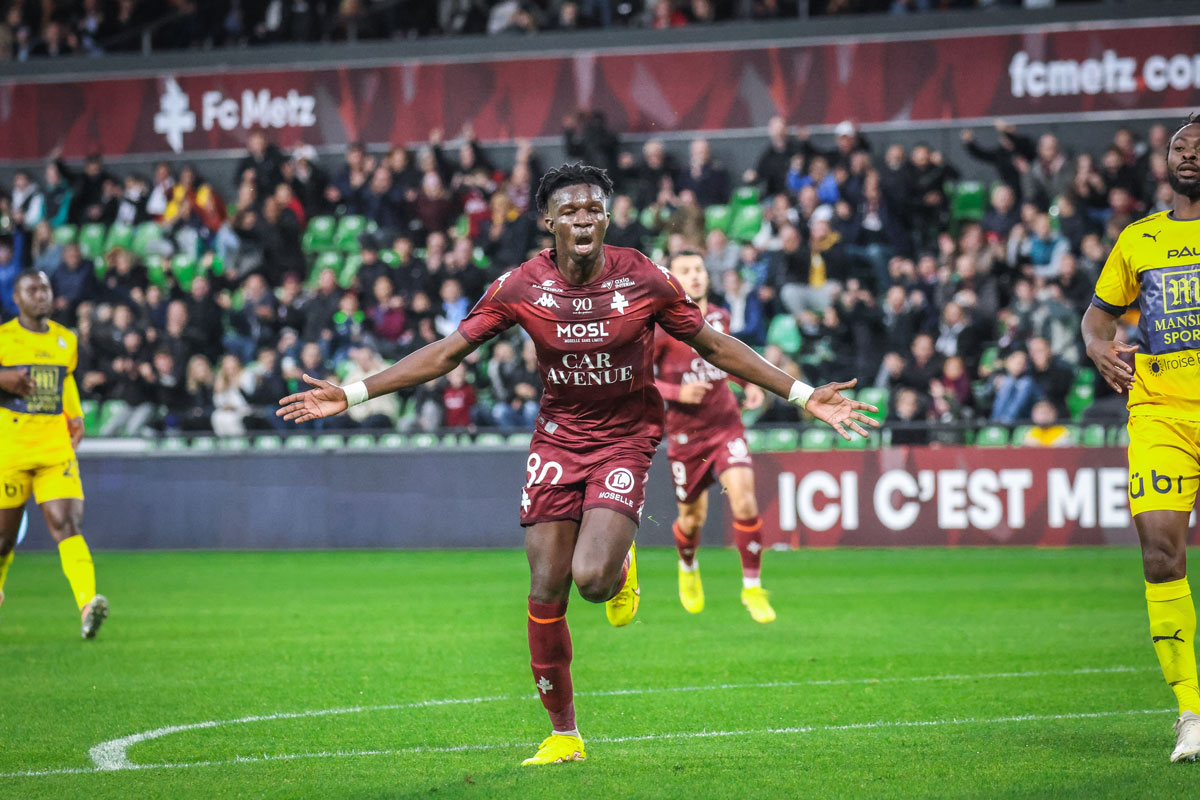 Quang Hải không thi đấu, Pau FC thua tối thiểu trước Metz - Ảnh 1.