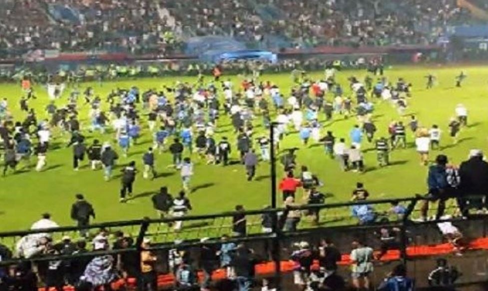 Lý do gây sốc dẫn đến vụ bạo loạn bóng đá khiến hơn 120 CĐV Indonesia thiệt mạng - Ảnh 1.