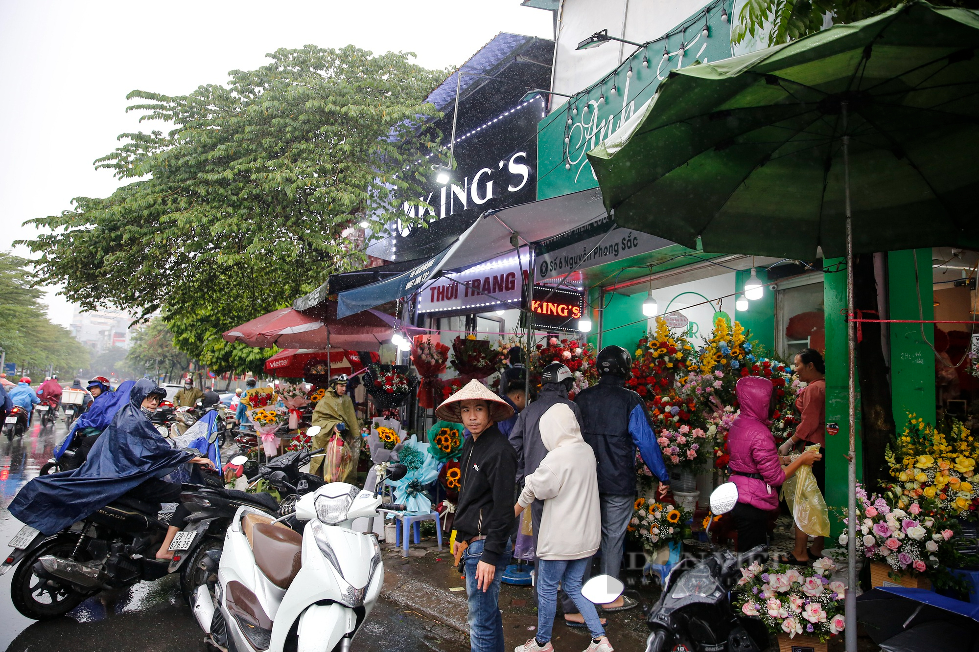 Người Hà Nội đội mưa rét đi mua hoa tươi giá cao gấp 2 lần trong ngày Phụ nữ Việt Nam 20/10 - Ảnh 1.