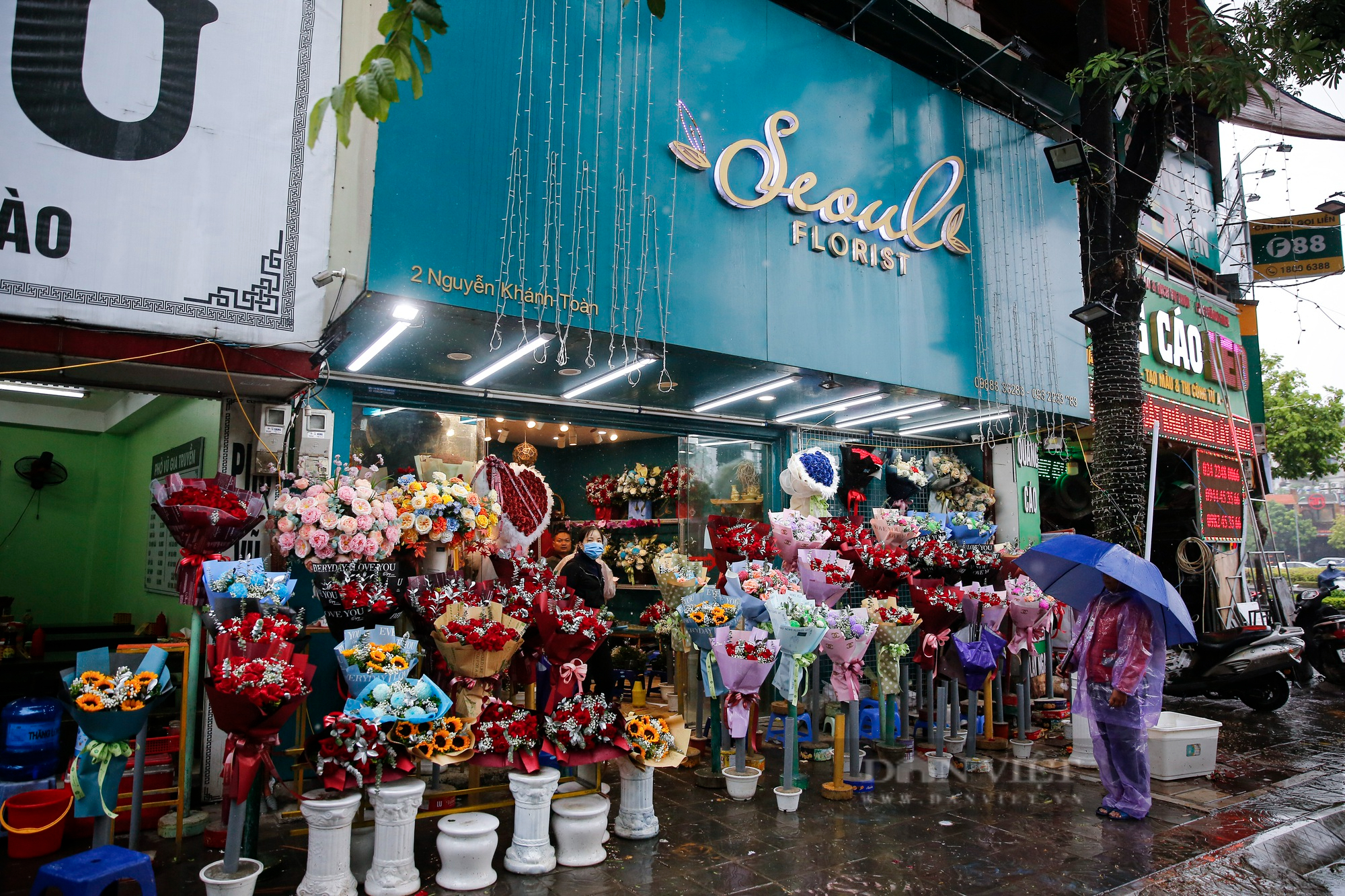 Người Hà Nội đội mưa rét đi mua hoa tươi giá cao gấp 2 lần trong ngày Phụ nữ Việt Nam 20/10 - Ảnh 10.