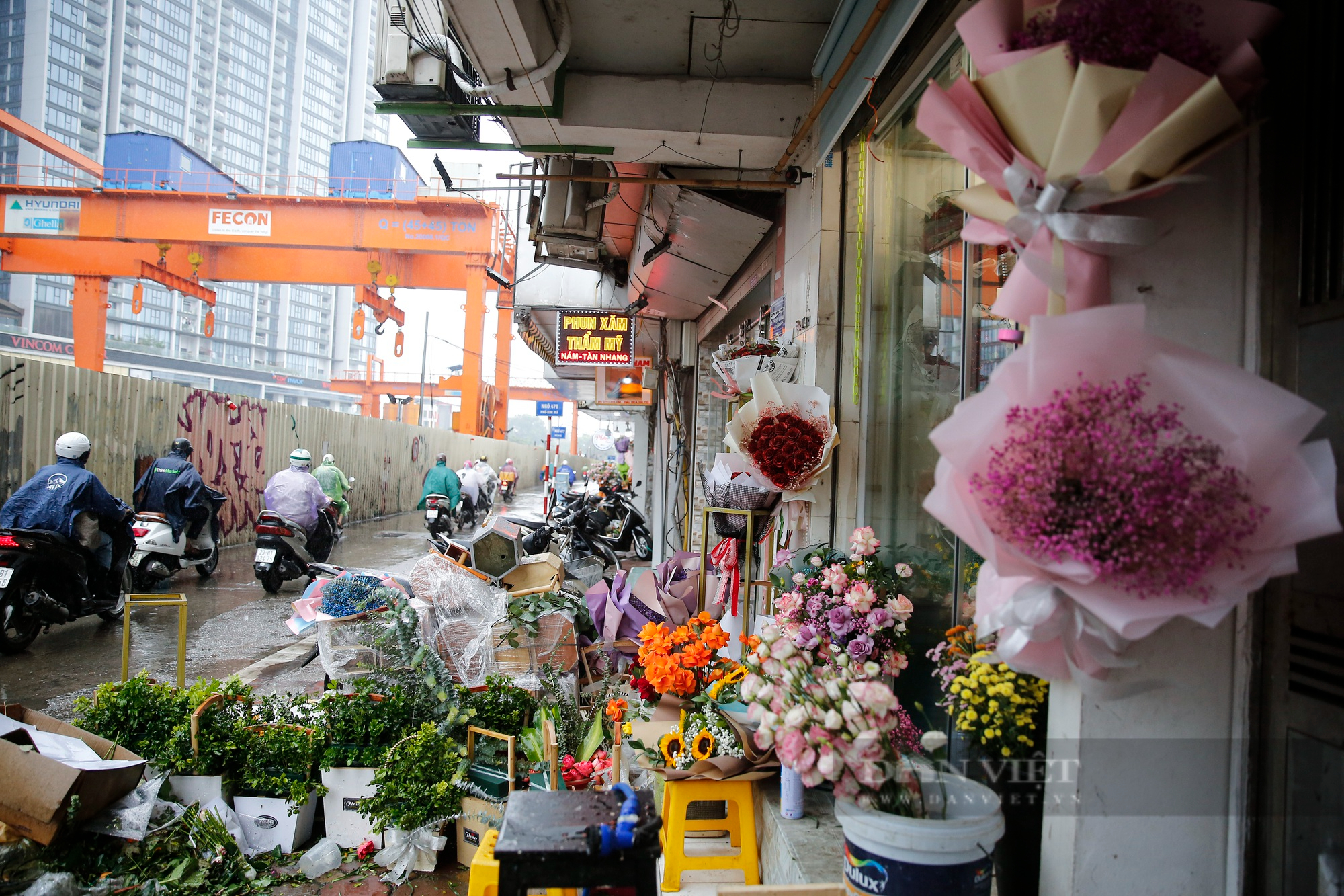 Người Hà Nội đội mưa rét đi mua hoa tươi giá cao gấp 2 lần trong ngày Phụ nữ Việt Nam 20/10 - Ảnh 11.