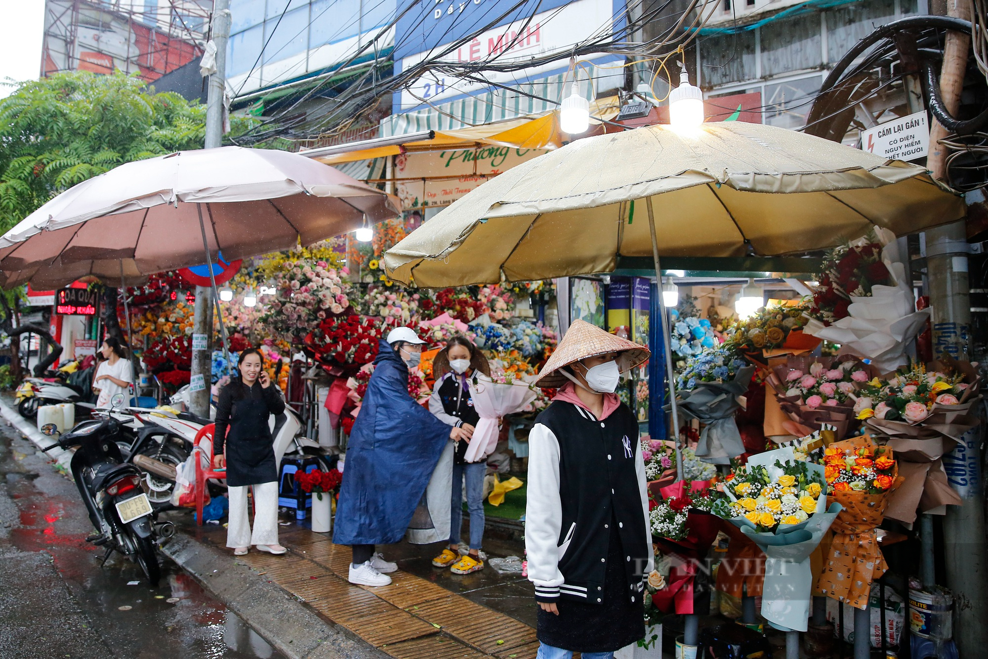 Người Hà Nội đội mưa rét đi mua hoa tươi giá cao gấp 2 lần trong ngày Phụ nữ Việt Nam 20/10 - Ảnh 12.