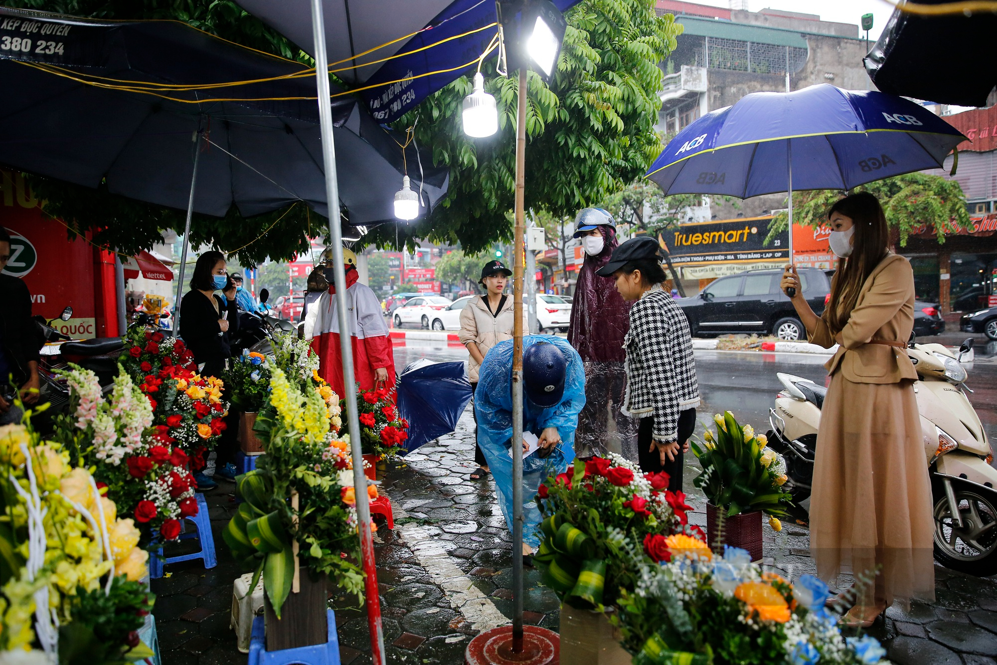 Người Hà Nội đội mưa rét đi mua hoa tươi giá cao gấp 2 lần trong ngày Phụ nữ Việt Nam 20/10 - Ảnh 2.