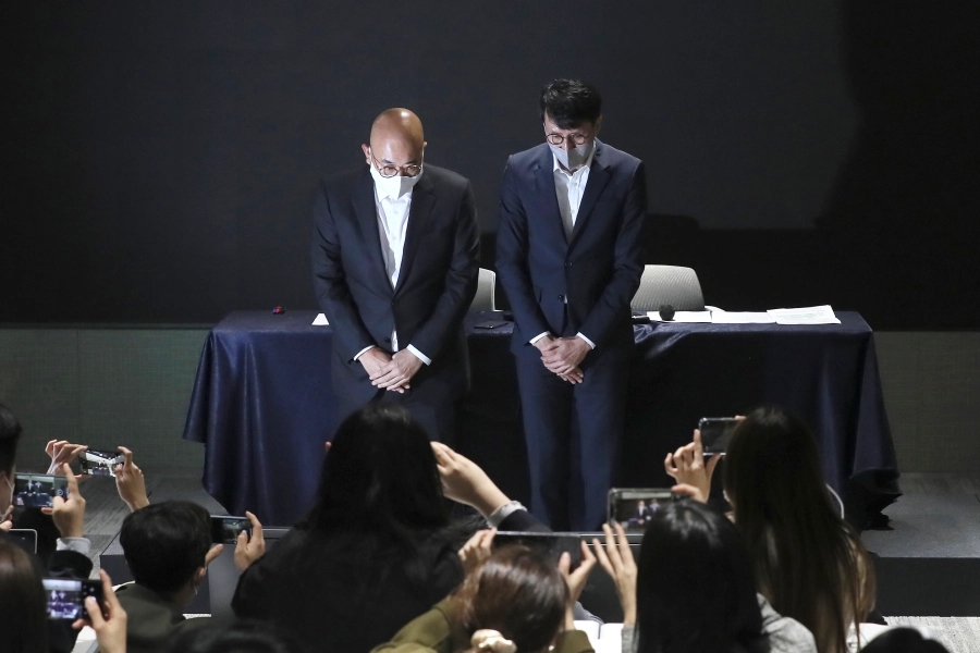 Đồng giám đốc điều hành Whon Namkoong và Hong Eun-taek cúi đầu xin lỗi trong một cuộc họp báo ở Pangyo, Hàn Quốc vào ngày 19 tháng 10 năm 2022. Ảnh: @AFP.