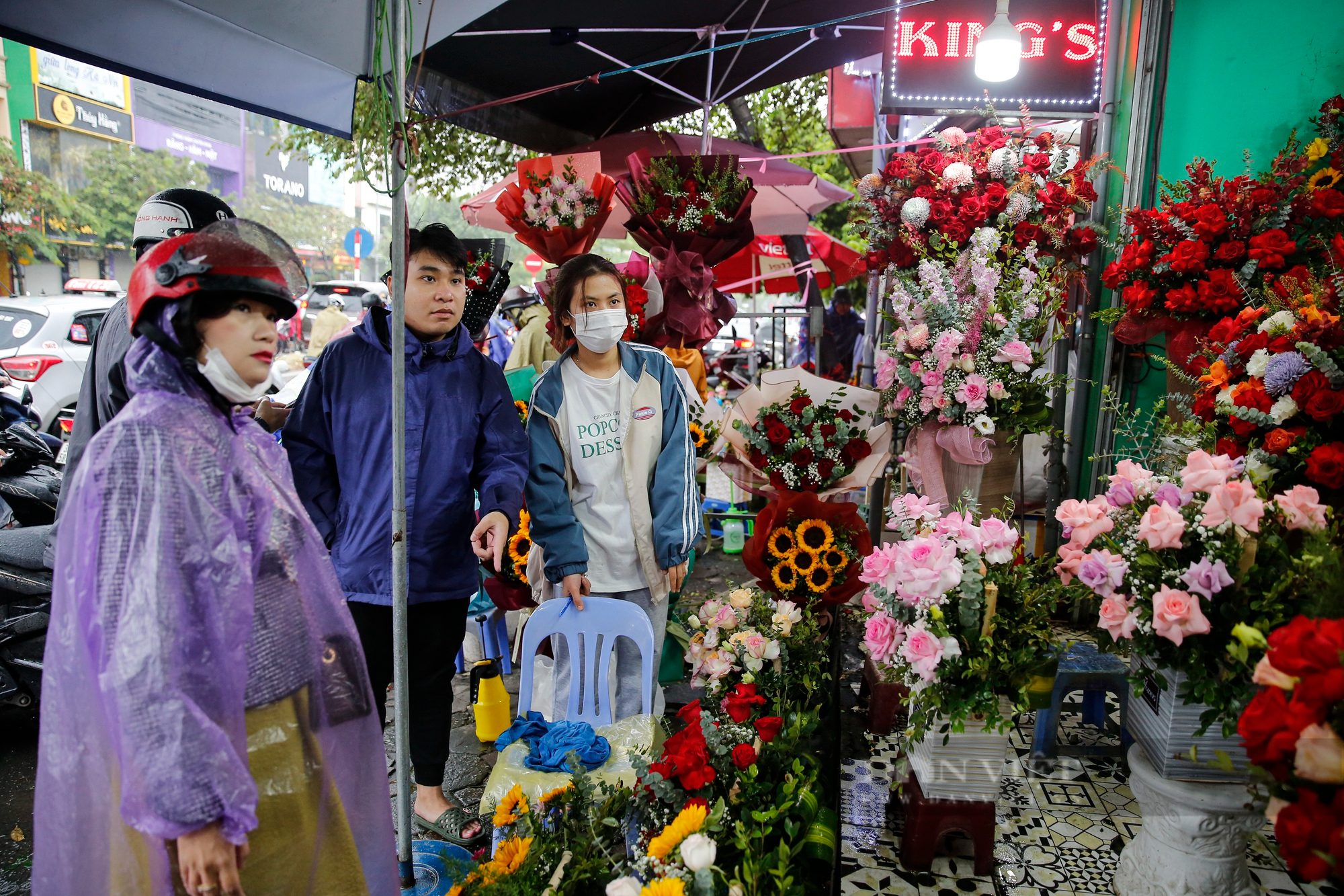 Người Hà Nội đội mưa rét đi mua hoa tươi giá cao gấp 2 lần trong ngày Phụ nữ Việt Nam 20/10 - Ảnh 3.