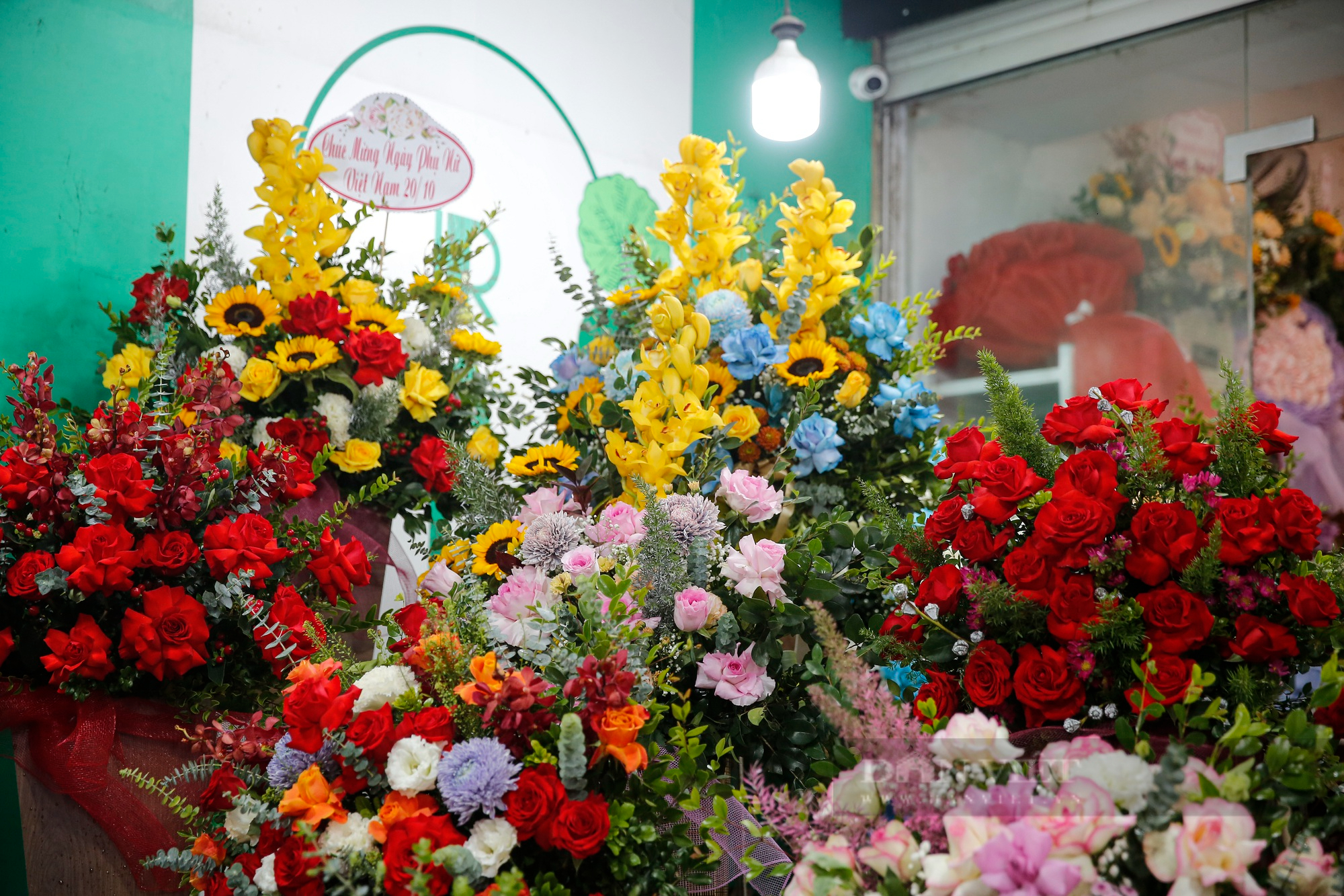 Người Hà Nội đội mưa rét đi mua hoa tươi giá cao gấp 2 lần trong ngày Phụ nữ Việt Nam 20/10 - Ảnh 4.