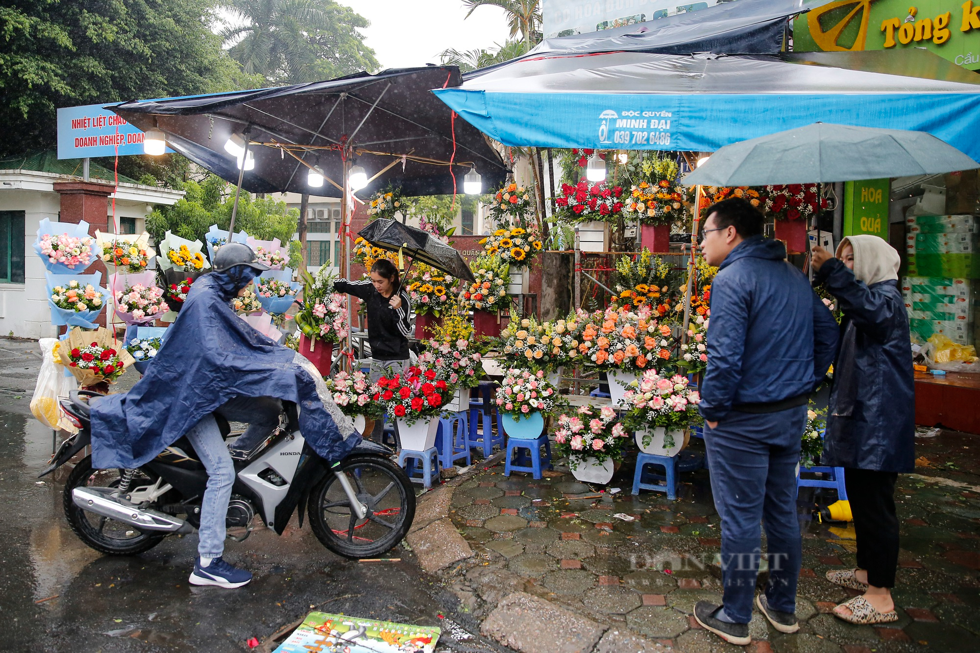 Người Hà Nội đội mưa rét đi mua hoa tươi giá cao gấp 2 lần trong ngày Phụ nữ Việt Nam 20/10 - Ảnh 6.