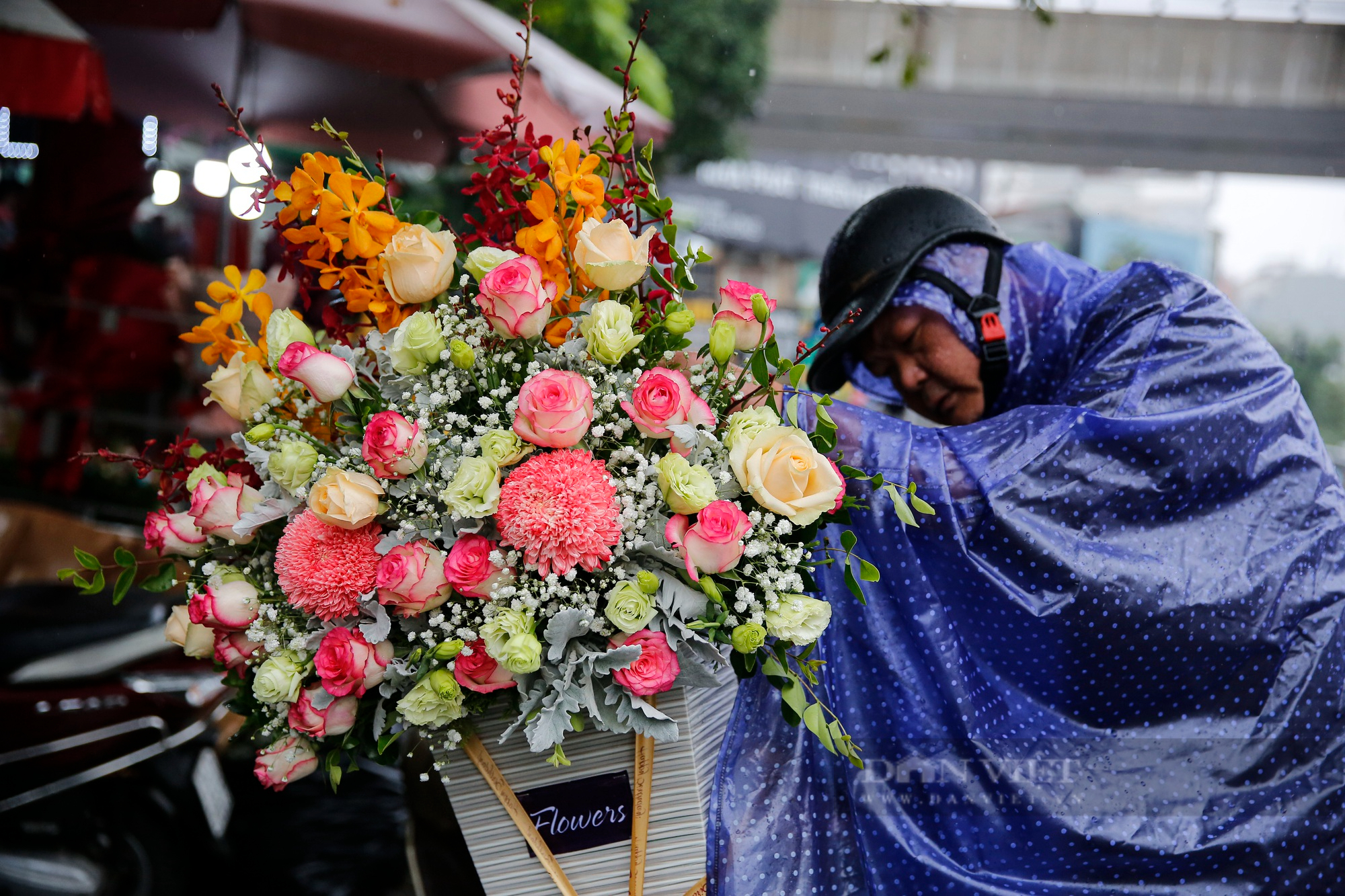 Người Hà Nội đội mưa rét đi mua hoa tươi giá cao gấp 2 lần trong ngày Phụ nữ Việt Nam 20/10 - Ảnh 8.