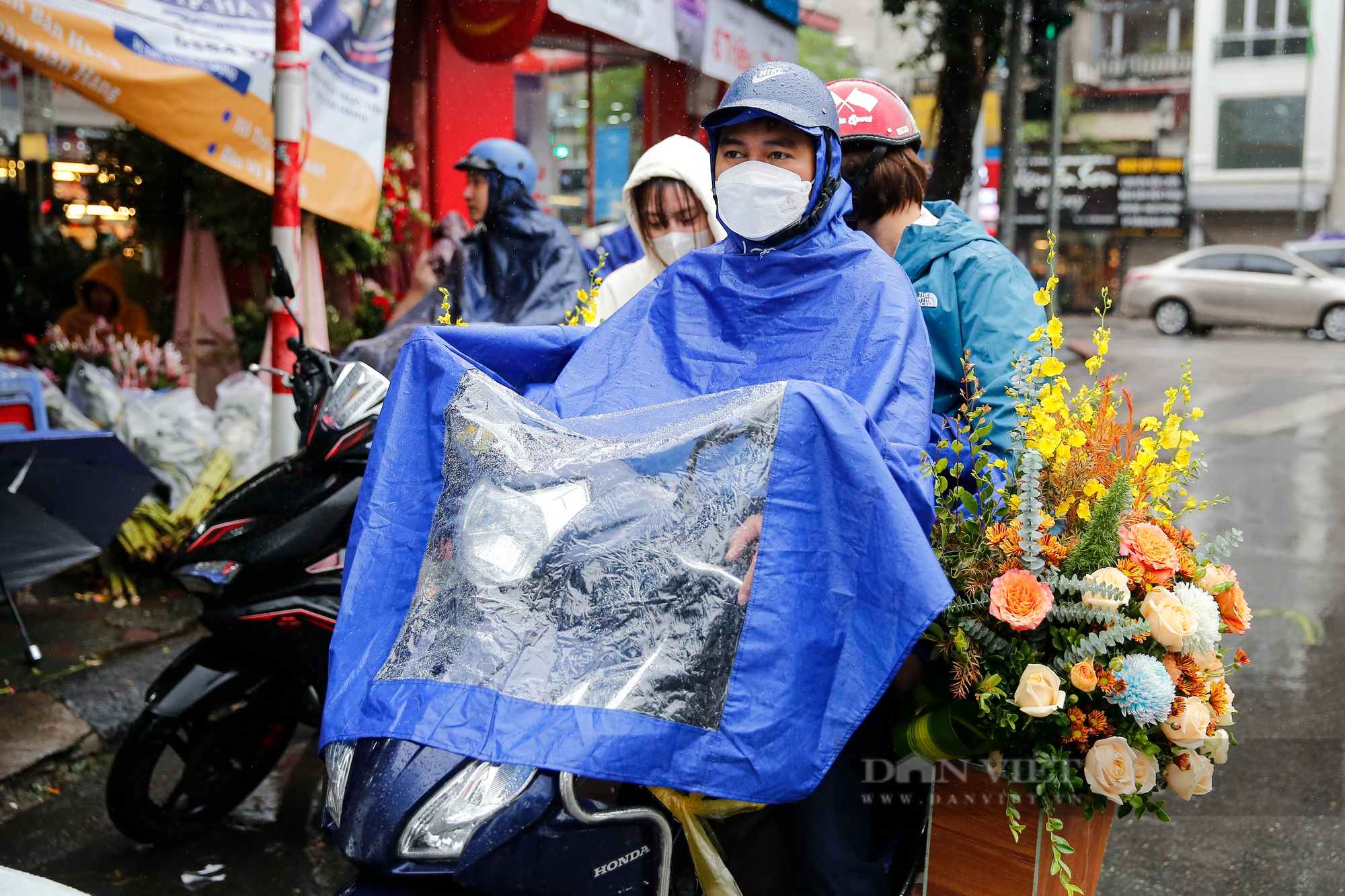 Người Hà Nội đội mưa rét đi mua hoa tươi giá cao gấp 2 lần trong ngày Phụ nữ Việt Nam 20/10 - Ảnh 9.