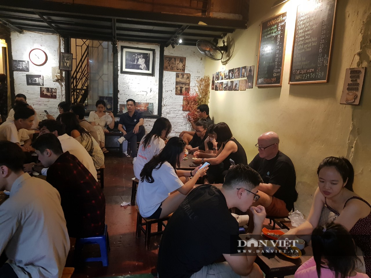 Quán cafe có tuổi đời 35 năm với món cafe trứng vang danh thu hút thực khách bất kể nắng mưa - Ảnh 2.