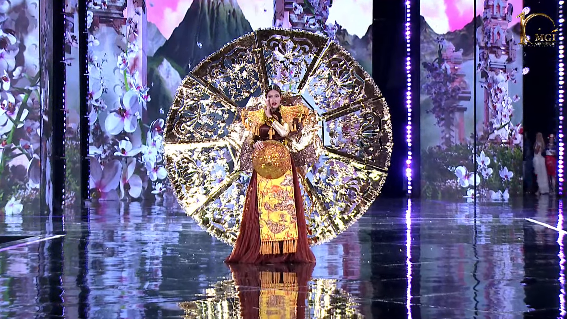 Đoàn Thiên Ân gặp sự cố khi trình diễn trang phục dân tộc nặng 14kg tại Miss Grand International 2022 - Ảnh 3.
