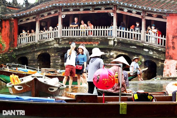 Kiếm tiền triệu nhờ chở khách tham quan phố cổ mùa ngập lụt - Ảnh 2.